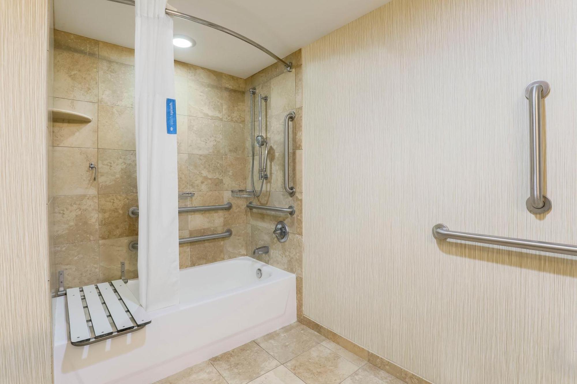 Hotel Hampton Walton 3*